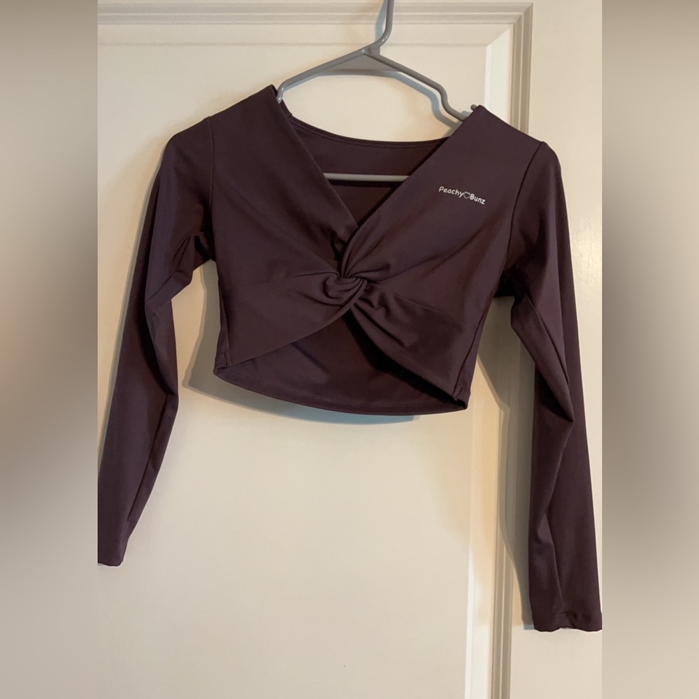 Cropped long sleeve top. Twist front